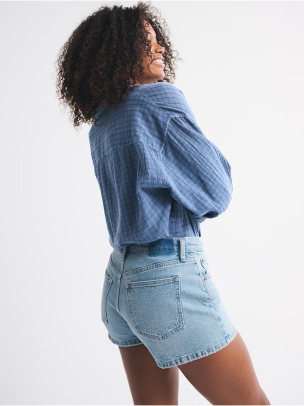 Abercrombie & Fitch 4” High Rise Mom Light Wash Denim Shorts 12/31